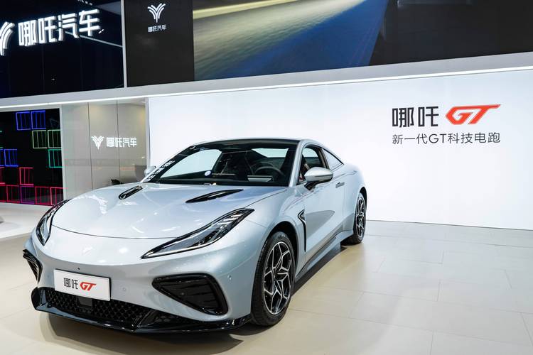 成都287哪吒汽车在智能汽车领域的表现，领途汽车在新能源汽车市场中的影响力